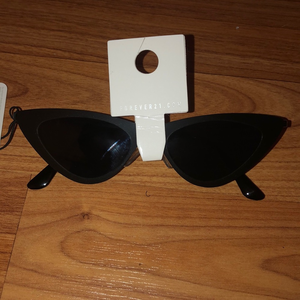 NWT SUNGLASSES 🕶 TRENDY TINY CAT EYE